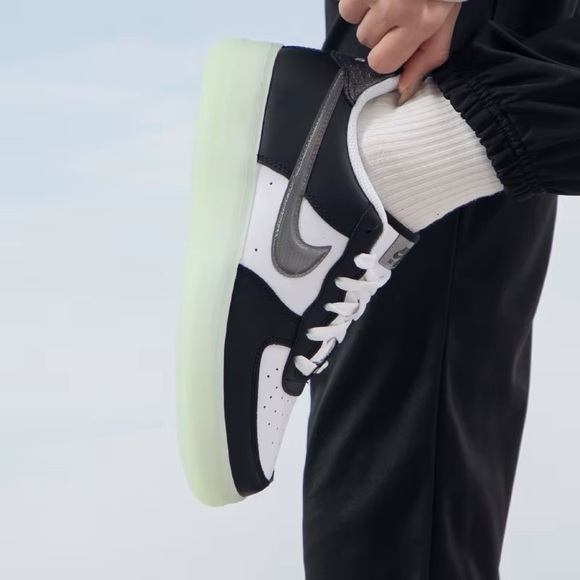 Nike Big kids Air Force 1 LV8 FZ5529 103